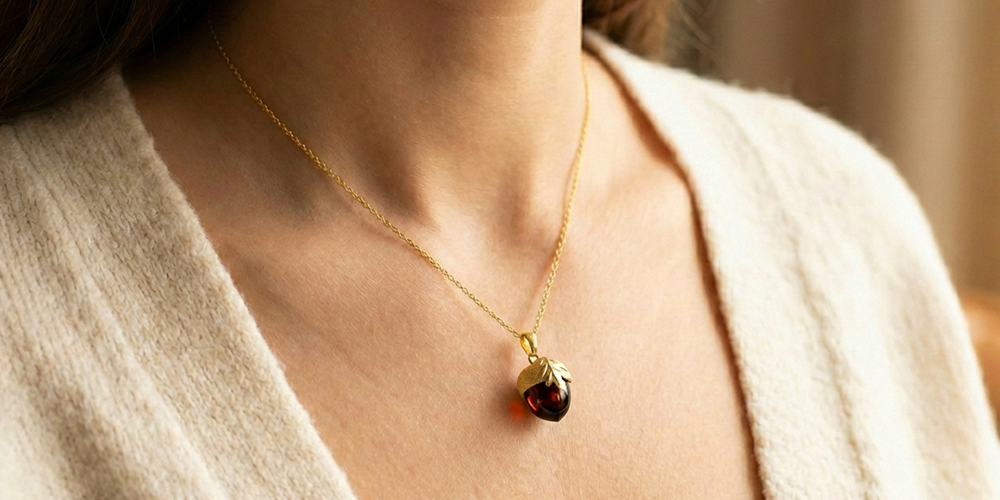 Paauksuotas pakabukas su gintaru „Gilė“2